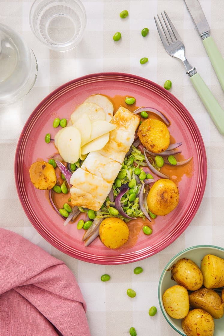 Ovnsbakt torsk med soyasmør, spicy poteter og asiatisk pæresalat 