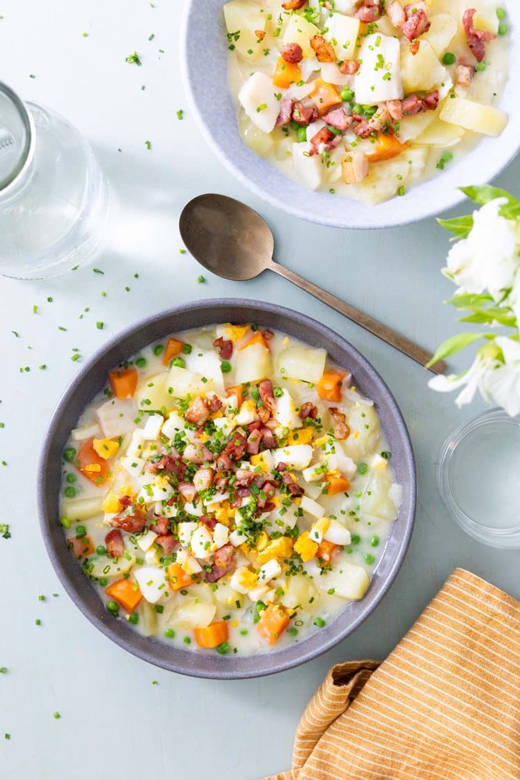 Fiske chowder med sprøstekt bacon, gulrøtter og grønne erter