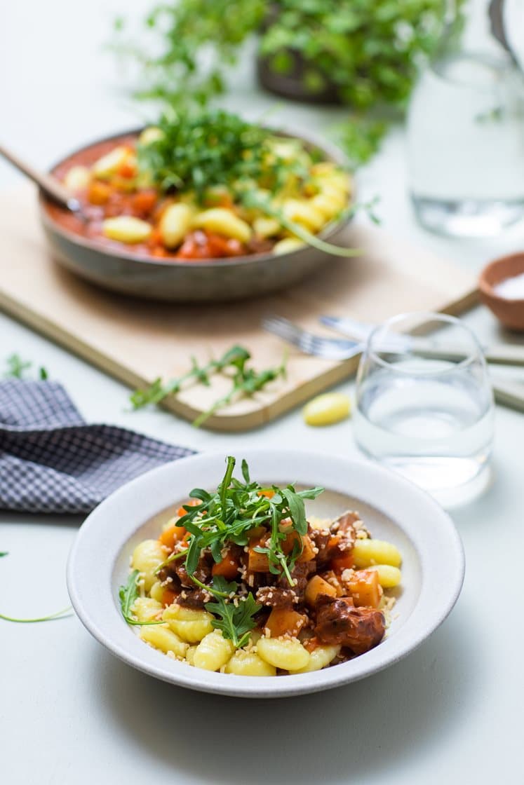 Gnocchi med tomatistert ragu av storfebog, sellerirot og sjampinjong