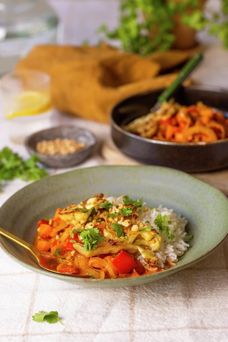Massaman grønnsakscurry med ris, blomkålskiver og hakkede peanøtter