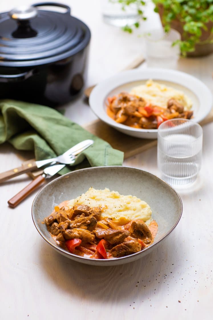 Stroganoff med marinerte svinestrimler, sjampinjong og potetmos