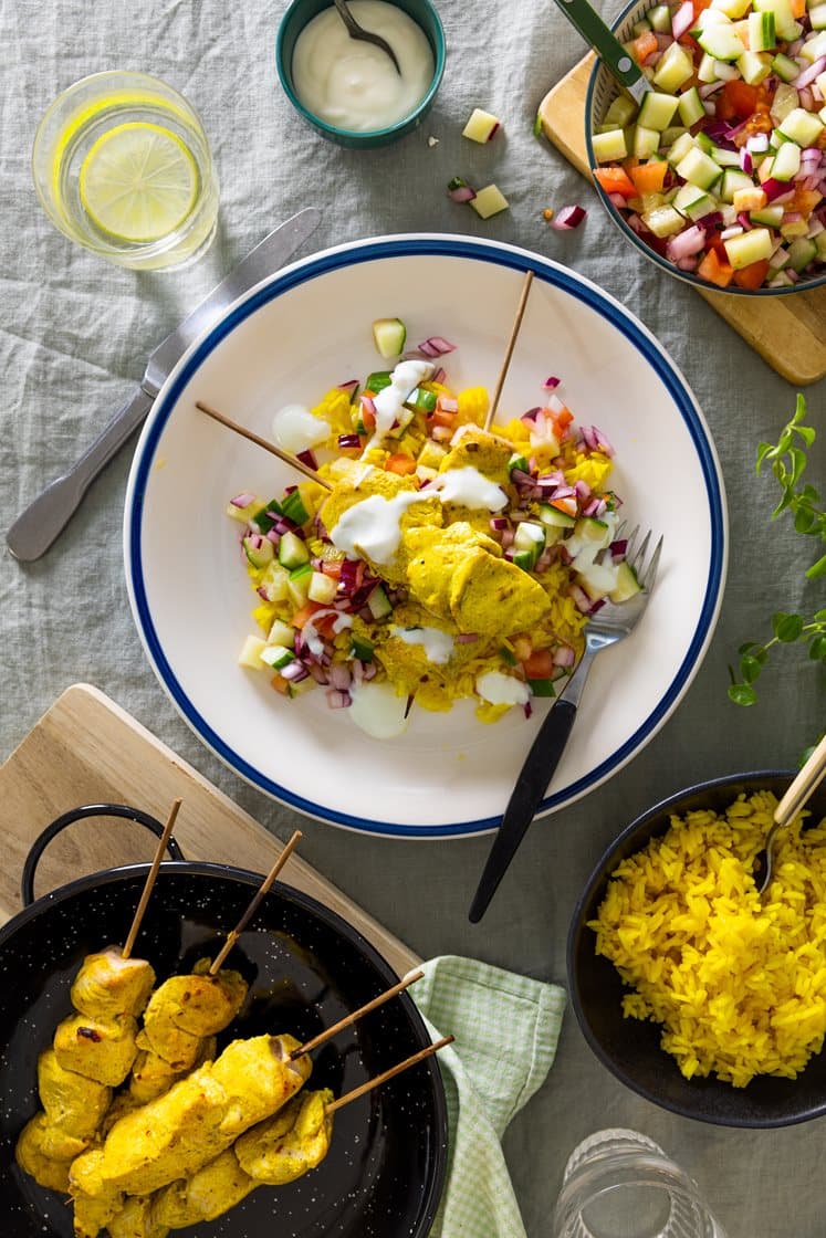 Tandoori kylling med gul ris og frisk agurk- og tomatsalat