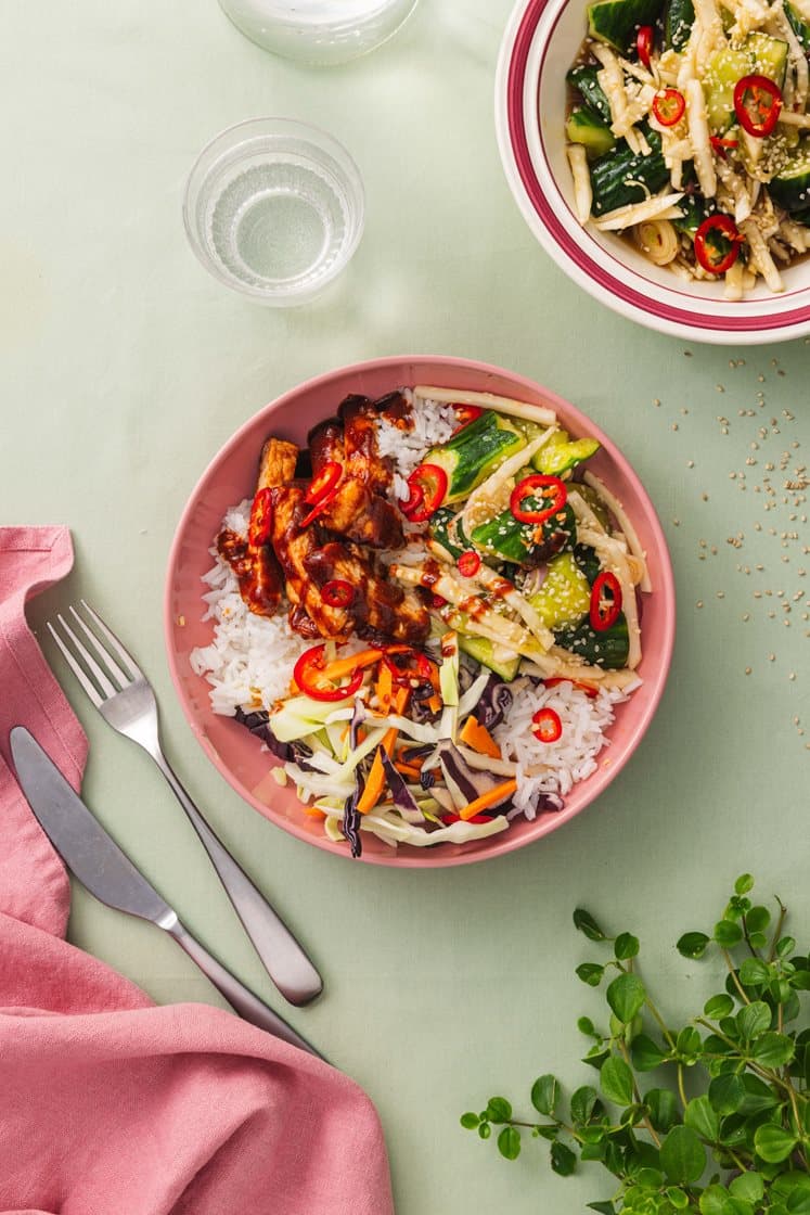 Sticky smoked bbq-pork bowl med knust agurksalat og ris