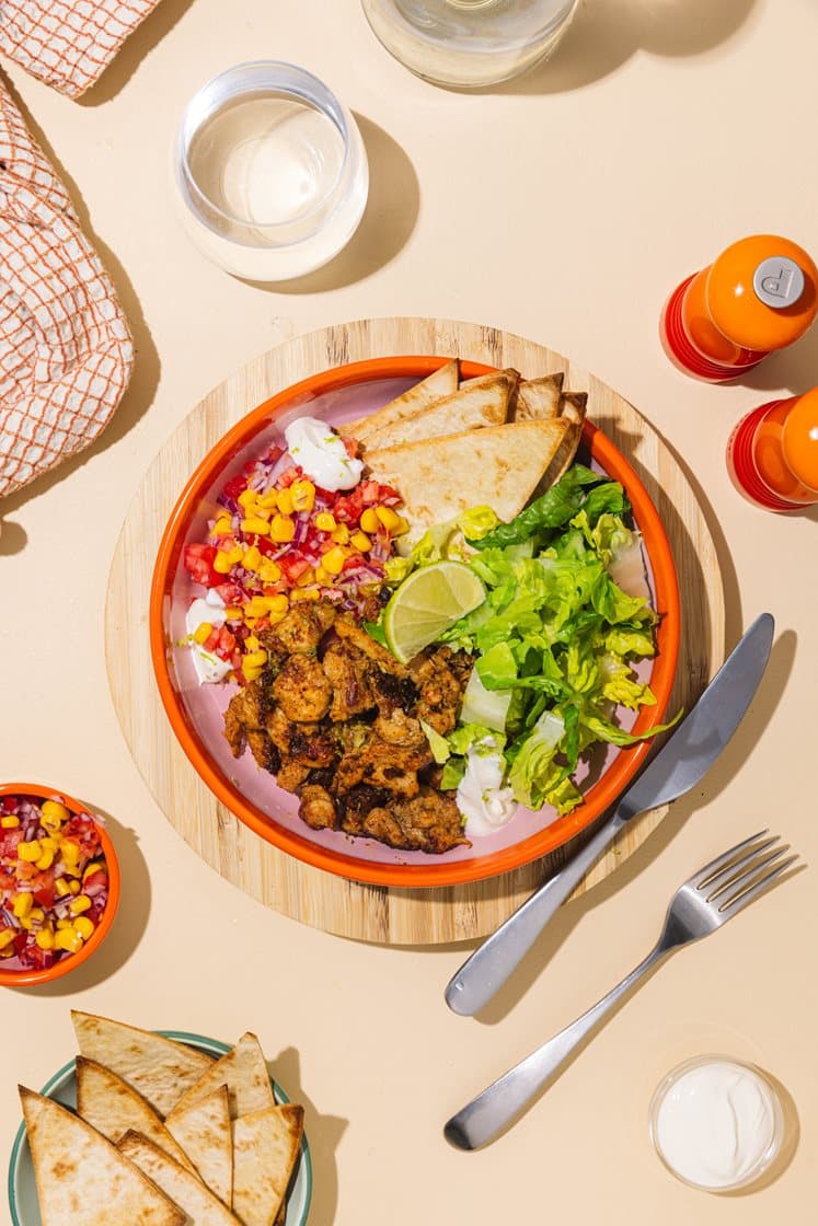 Salatbowl med kyllinggyros, maissalsa, rømme og hjemmelagde tortillachips