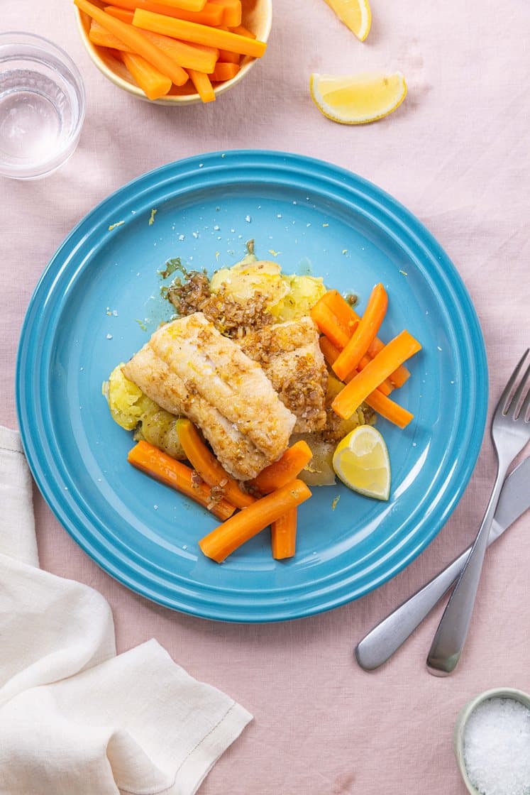 Pannestekt lyr med gulrøtter, grovknuste poteter og soyasmør