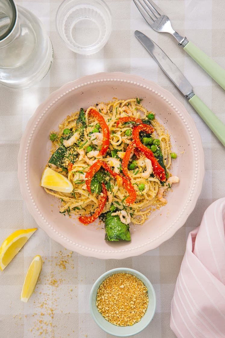 Pasta, reker og erter, med paprika- og sitrontopping