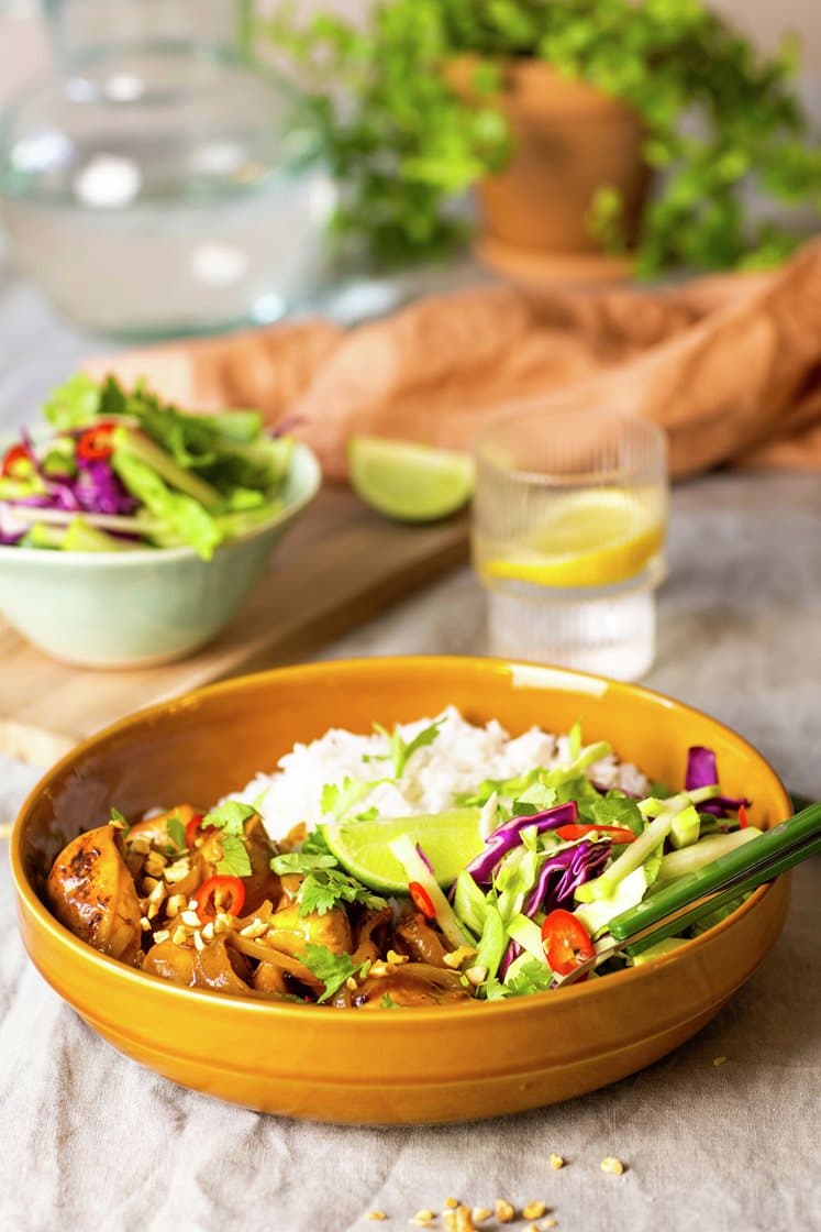 Kylling i sataysaus med eple- og kålsalat, peanøtter og ris