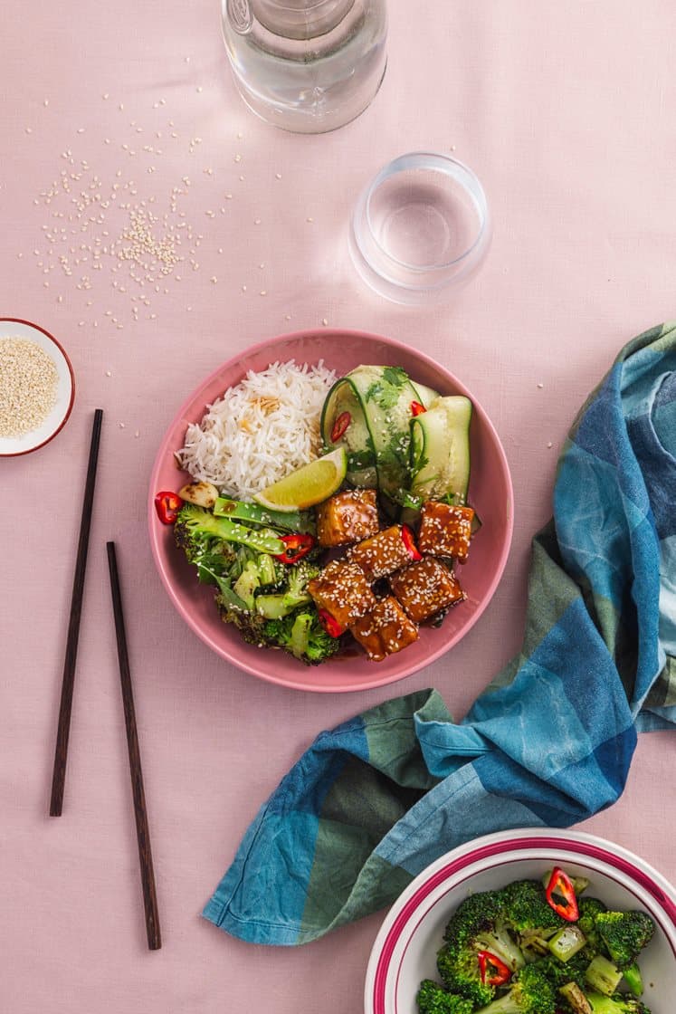 Crispy glazed tofu med ris, asiatisk agurksalat og wokket brokkoli 