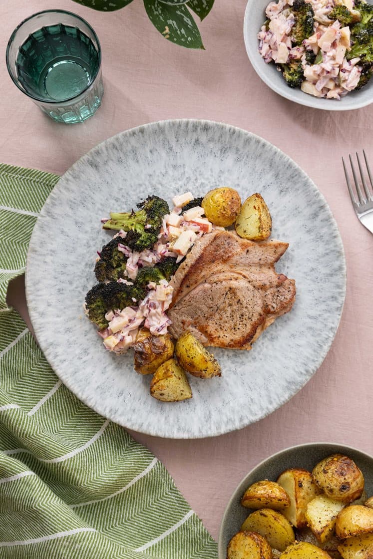 Svinekam og krydrede potetchunks med kremet bakt brokkolisalat