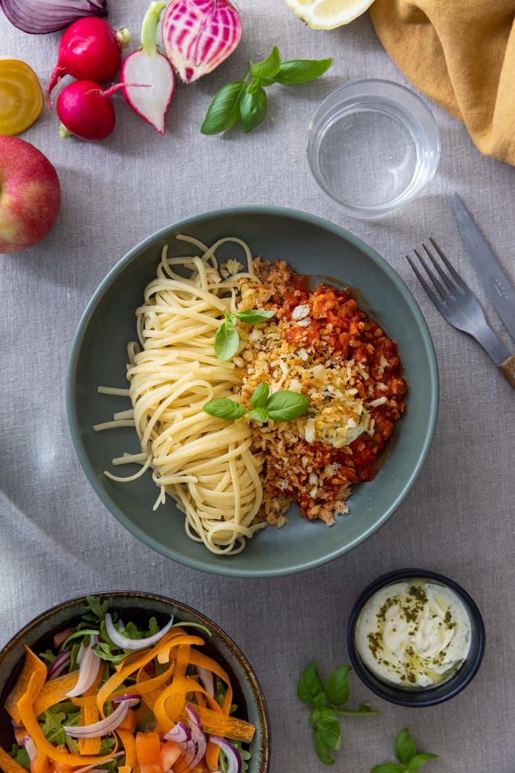Pasta bolognese med urtekrem og trøffel pangrattato