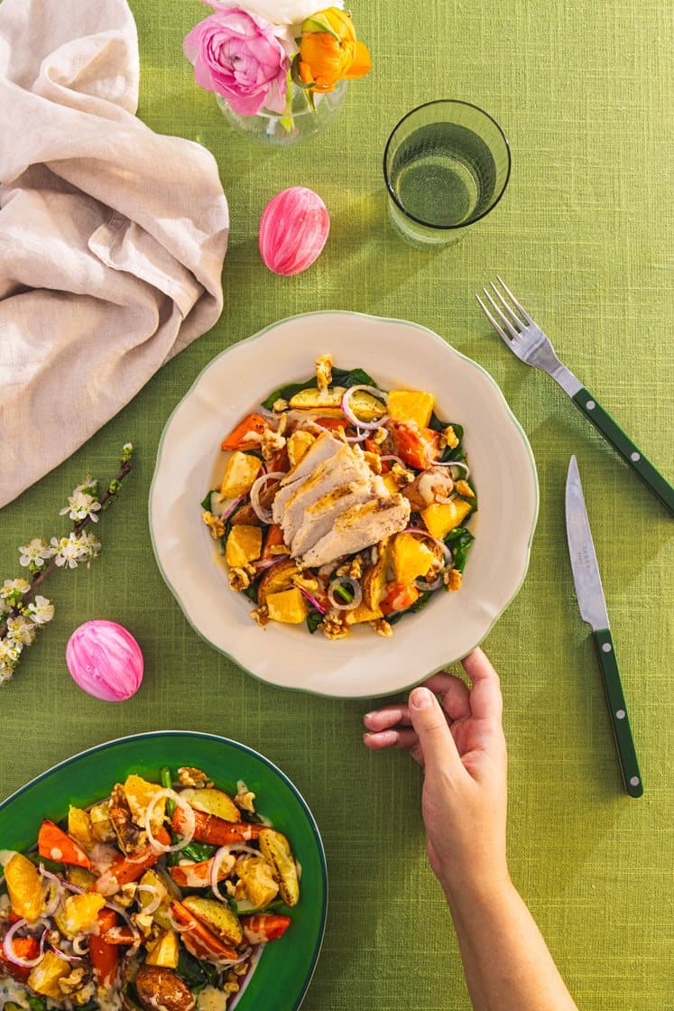 Sous-vide kyllingfilet med lun spinat- og potetsalat, valnøtter og sennepsvinaigrette