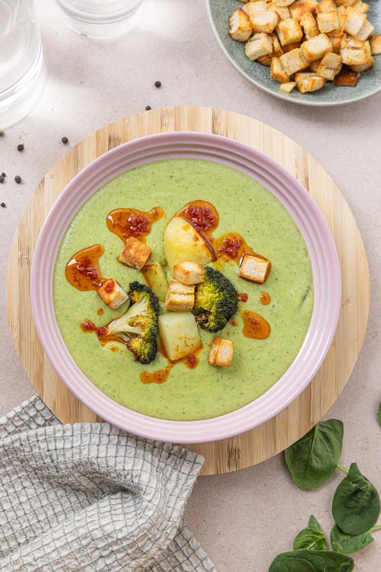 Fetaostkremet grønnsakssuppe med ovnsbakt potet og brokkoli, tomatolje og krutonger 