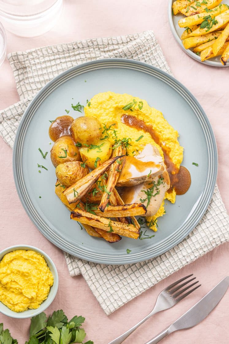 Kylling med ovnsbakte poteter, maiskrem og sjysaus