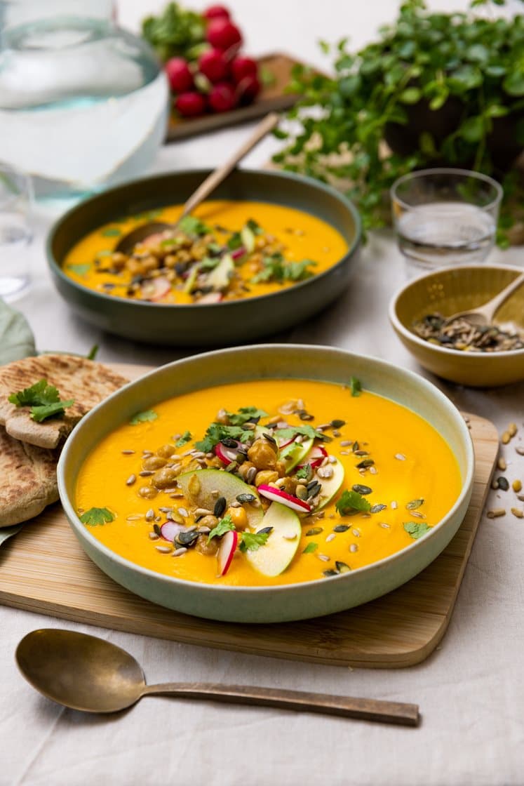 Hjemmelaget gulrot- og søtpotetsuppe med ingefær, chili og kikerter