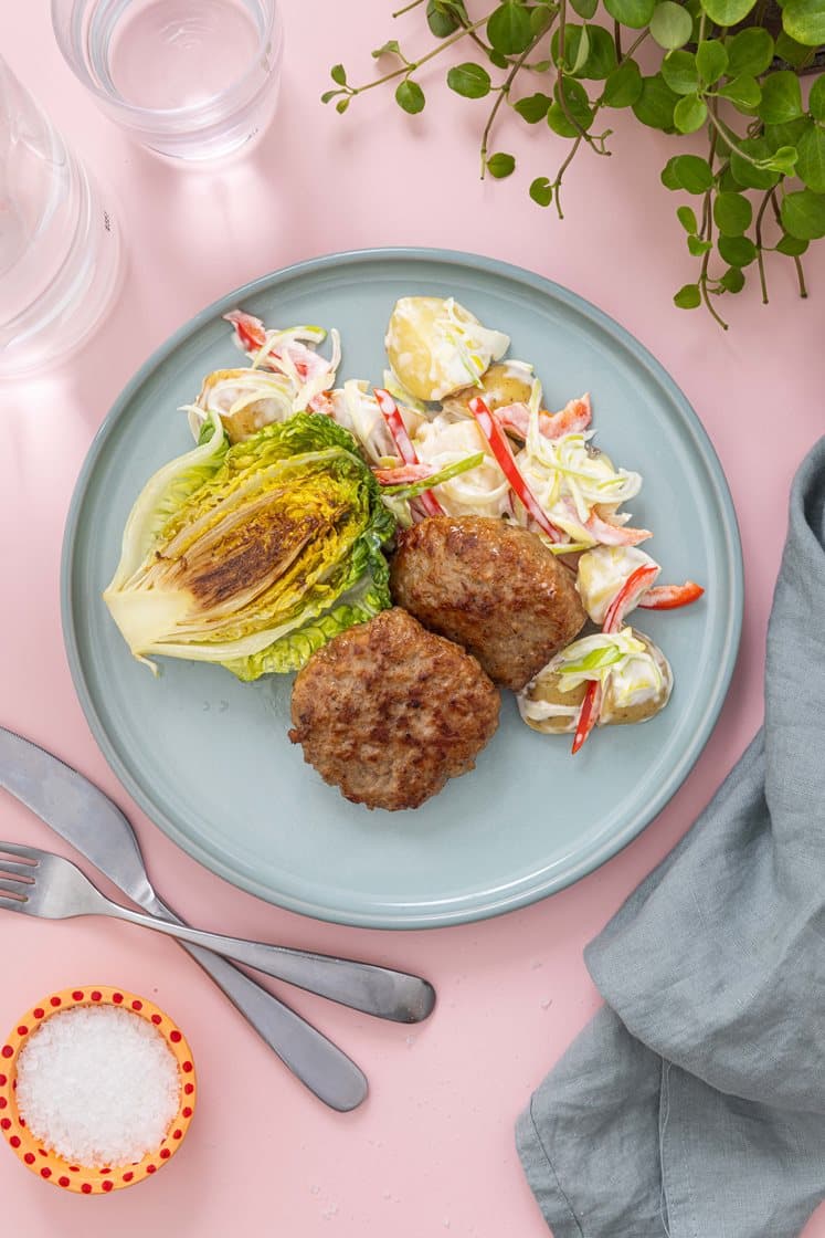 Grove karbonader med stekt hjertesalat og kremet potetsalat