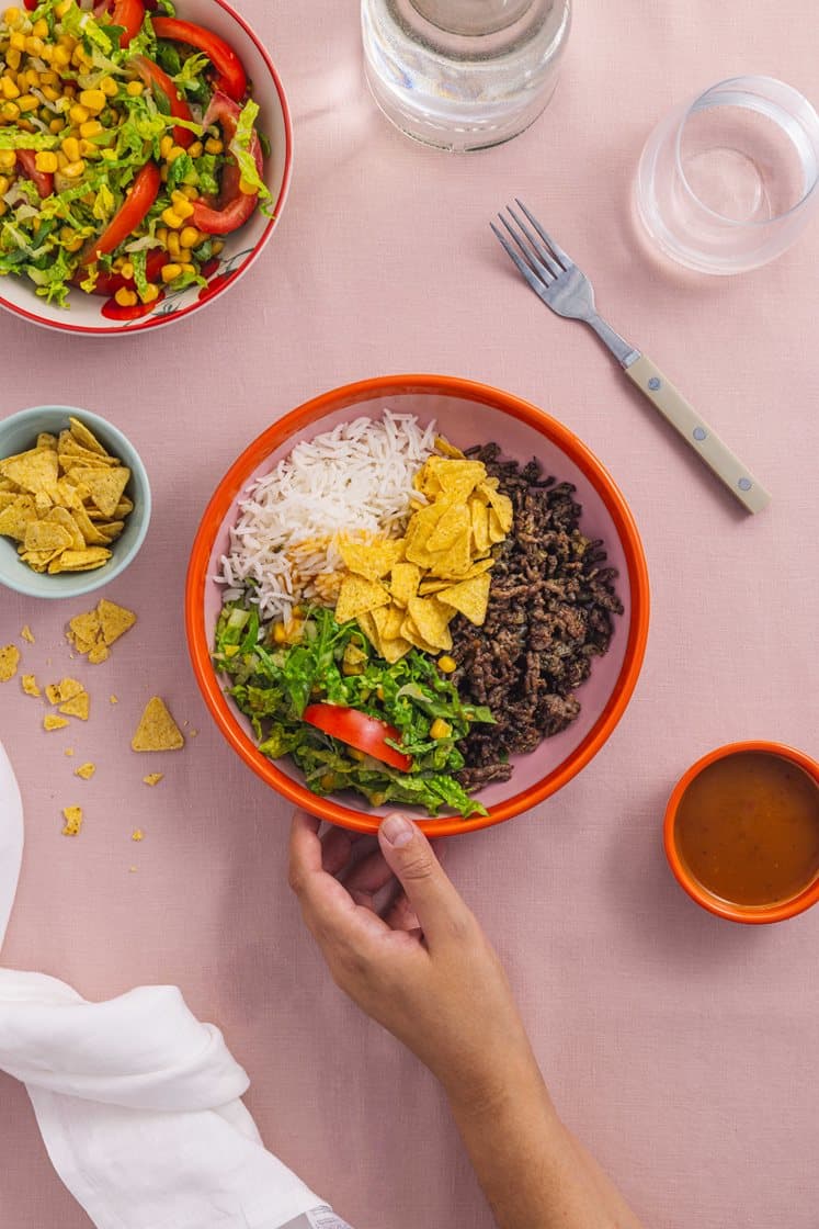 Rice bowl med kjøttdeig, friske grønnsaker, mangosaus og tortillachips 