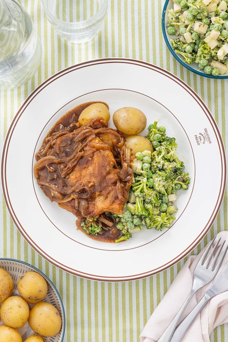 Svinekam i rødvinssaus med kokte småpoteter og brokkolisalat
