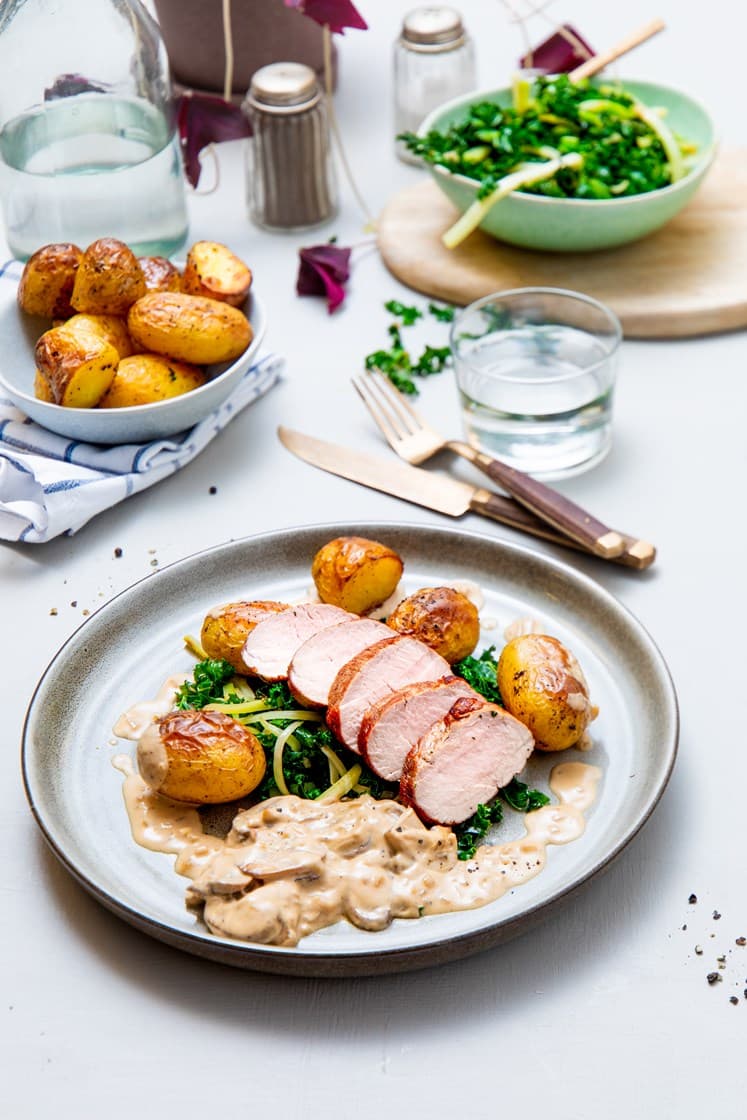 Svinefilet med soppstuing, grønnkål og helstekte poteter