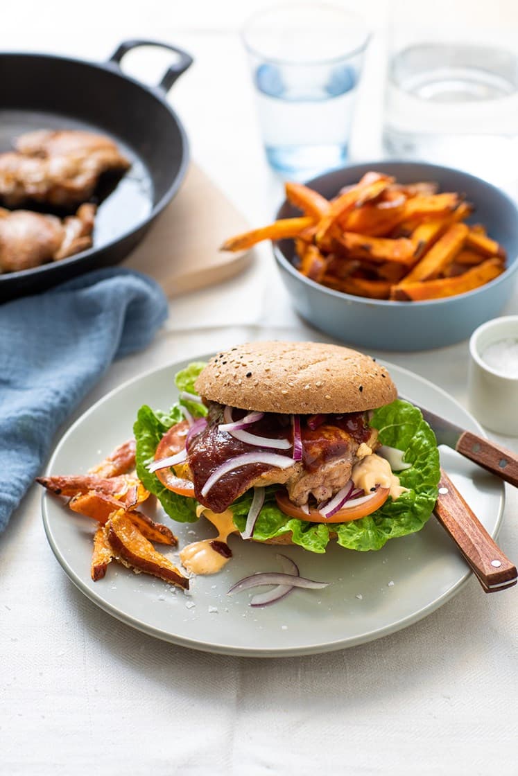 Saftig kyllingburger med chilimajones og ovnsbakte søtpotetfries