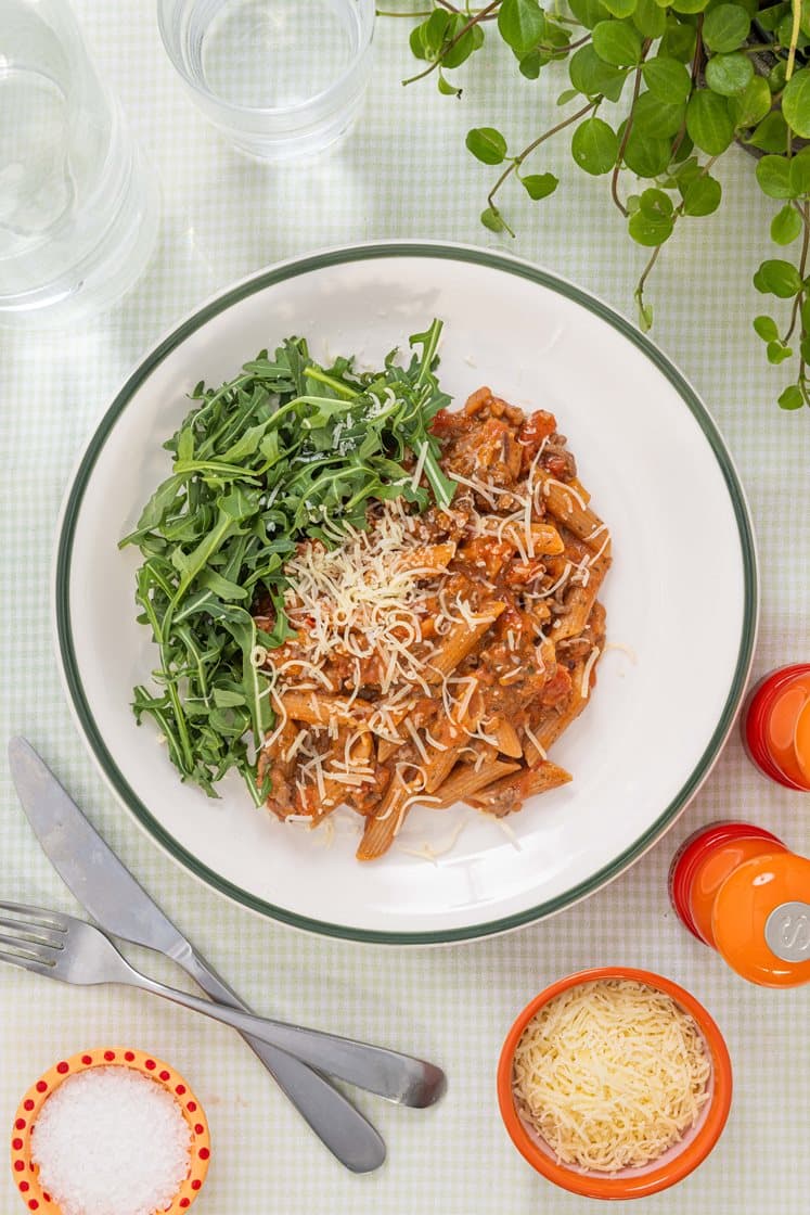 Pastapanne med kremet tomat- og kjøttsaus og ruccolasalat