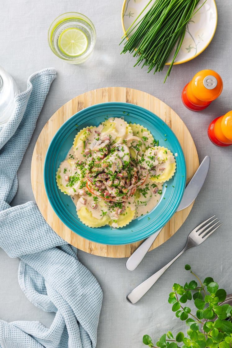 Pestofylte pastaputer med kremet sopp, bacon og paprika