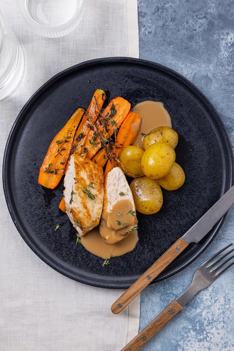 Kyllingbryst med appelsin- og timianbakte gulrøtter, kokte poteter og soppsaus