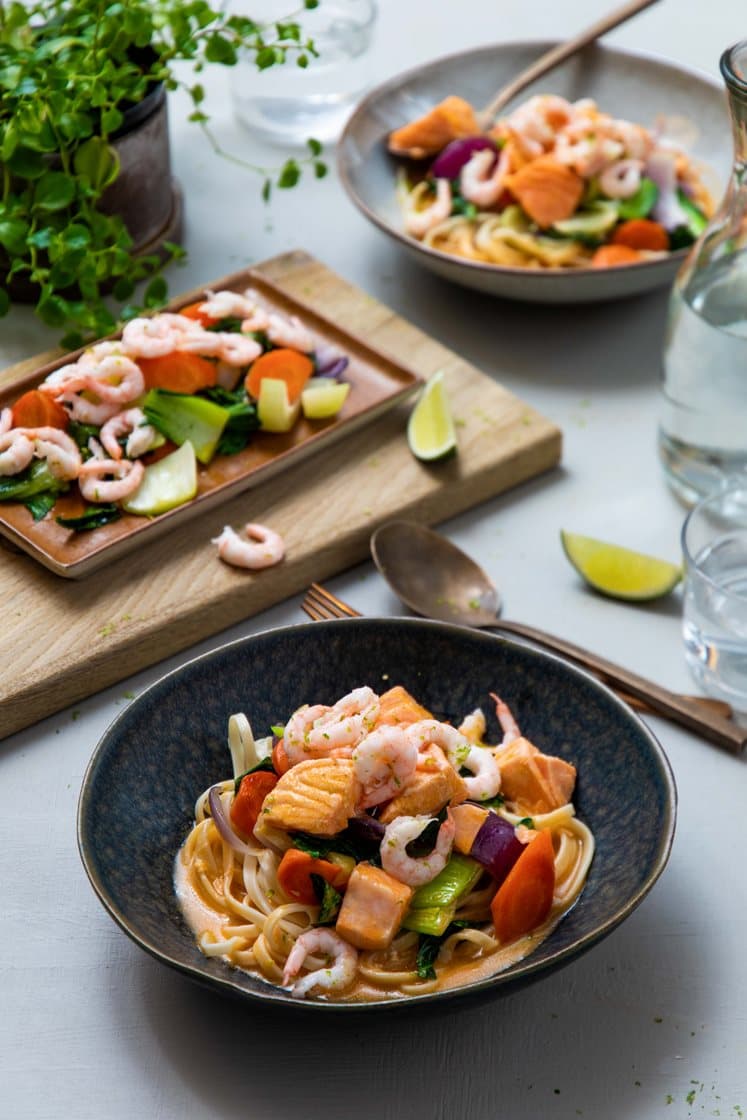 Laks i rød currysaus med grønnsaker, eggenudler og ishavsreker