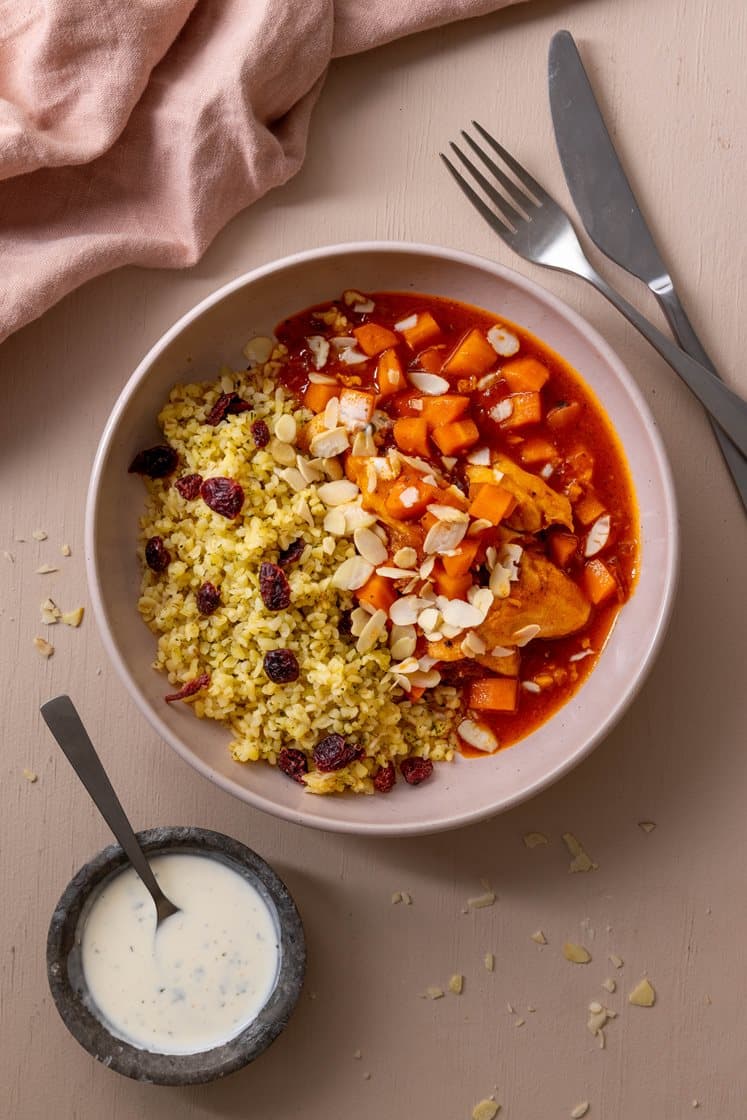 Marokkansk gryte med honning- og krydderstekt kylling og couscous med tranebær