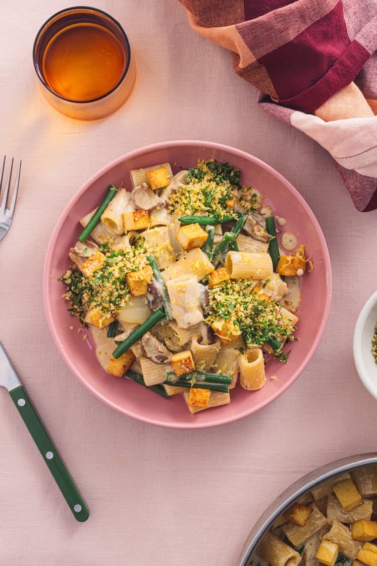 Mezze maniche og shiitakesopp i kremet misosaus med tofu og sprø gremolata