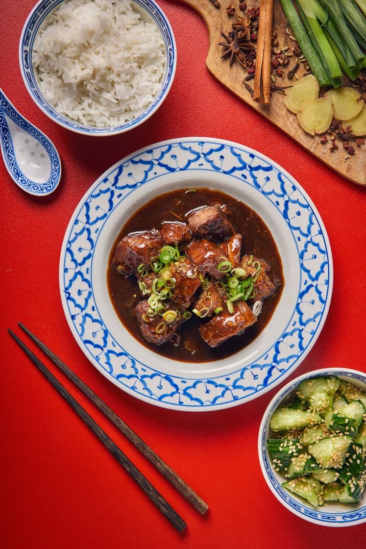 Kinesisk-inspirert spicy, karamellisert mørkokt svinebog med ris og smashet agurk