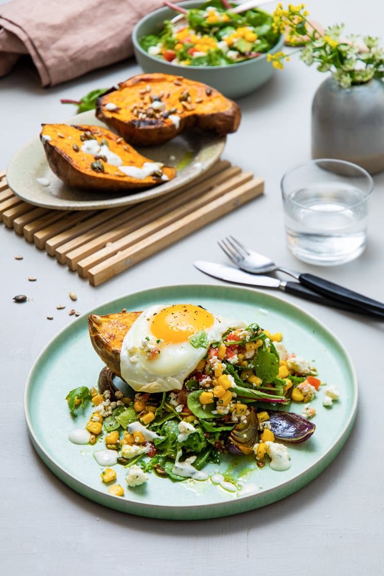 Karribakt søtpotet med salat, skjørost, speilegg og yoghurt