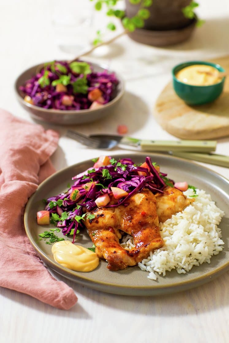 Asiatisk kylling med rødkålsalat, ris, koriander og chilimajones