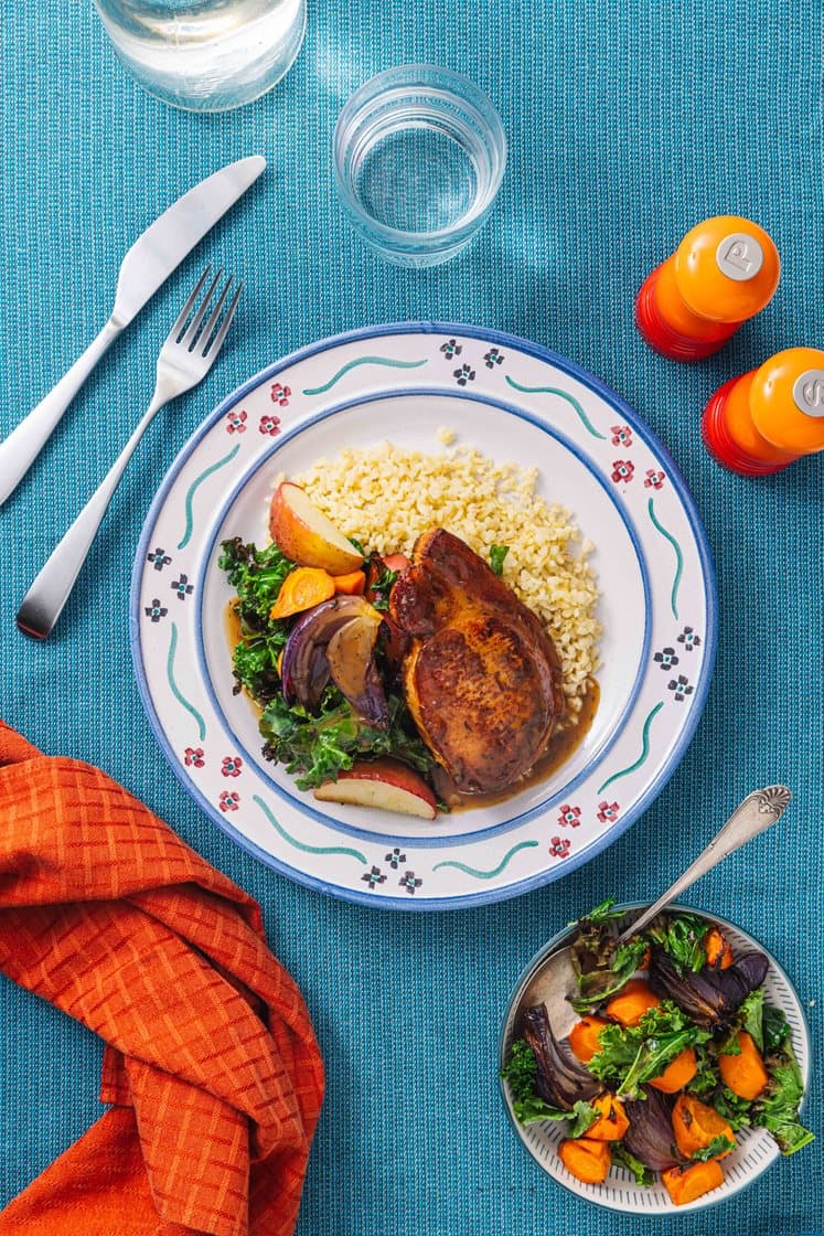 Røkt svinebiff og bakt eplesalat med bulgur, grønnkål og timiansjy