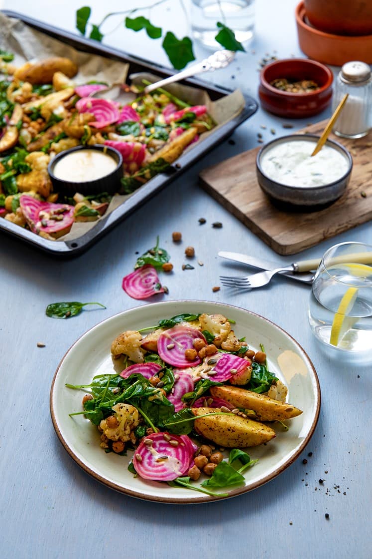 Ovnsbakte poteter med blomkål, tzatziki, polkabete og currydressing