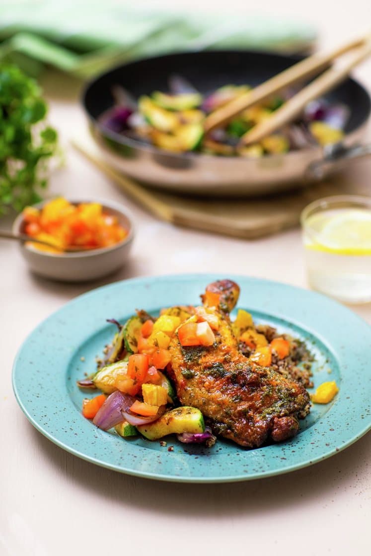 Appelsinbakt kyllinglår med quinoa og pannestekt squash