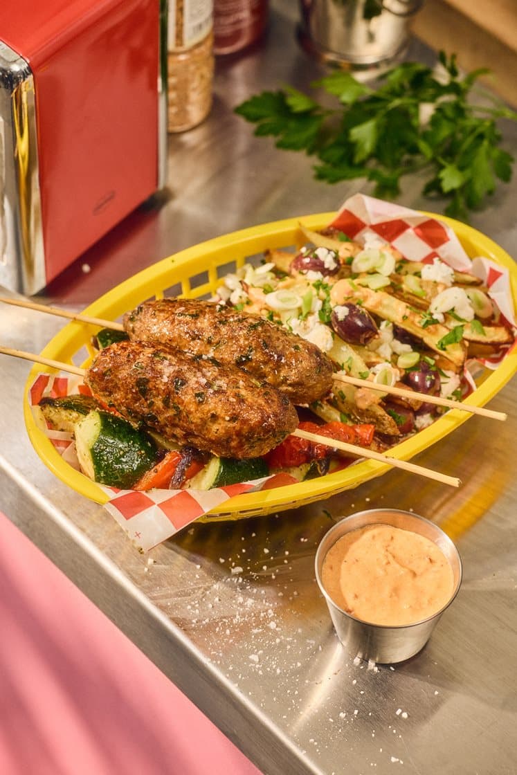 Kebabakia- Greske kebaber med dirty greek fries, bakte grønnsaker og paprika- og fetakrem