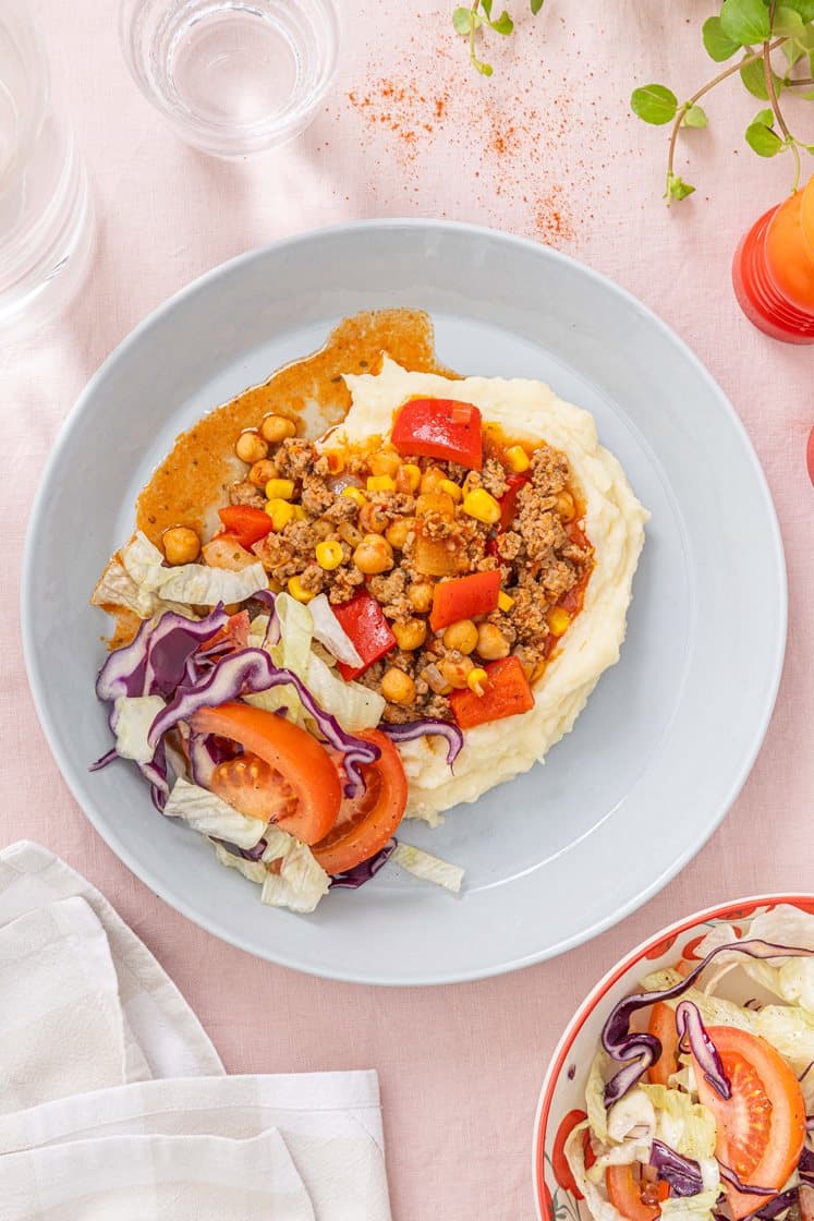 Tomatisert salsiccia- og kikertgryte med potetmos og kålsalat 