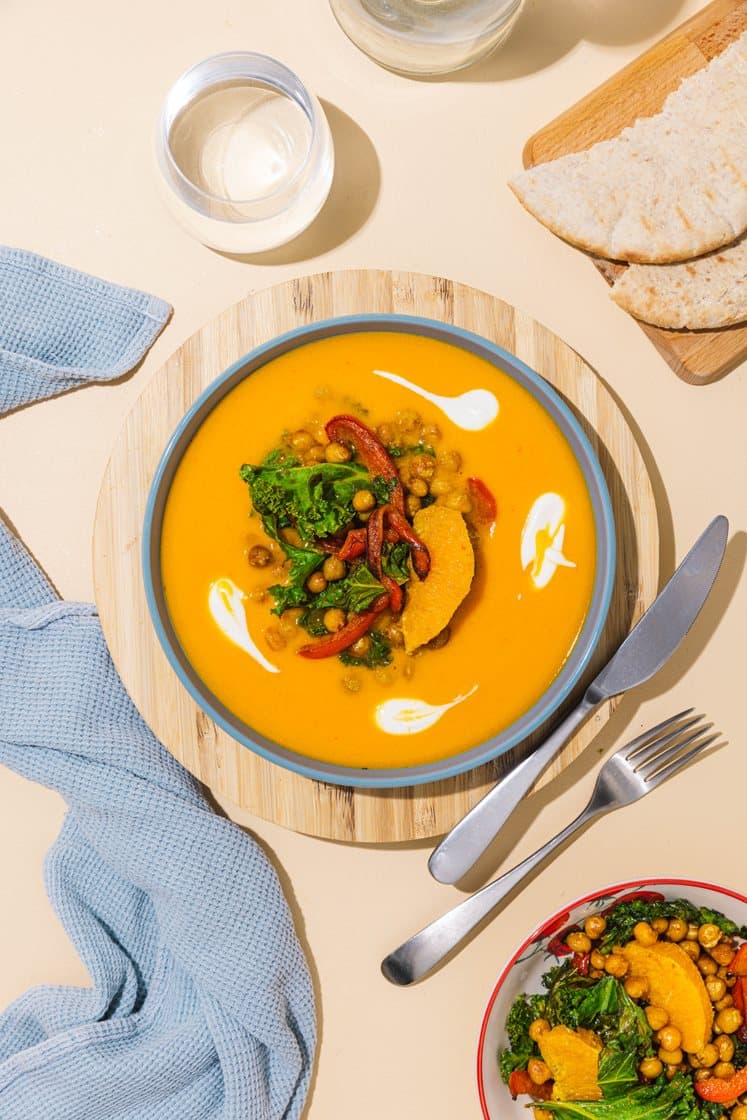 Spicy søtpotetsuppe med lun kikert- og appelsinsalat