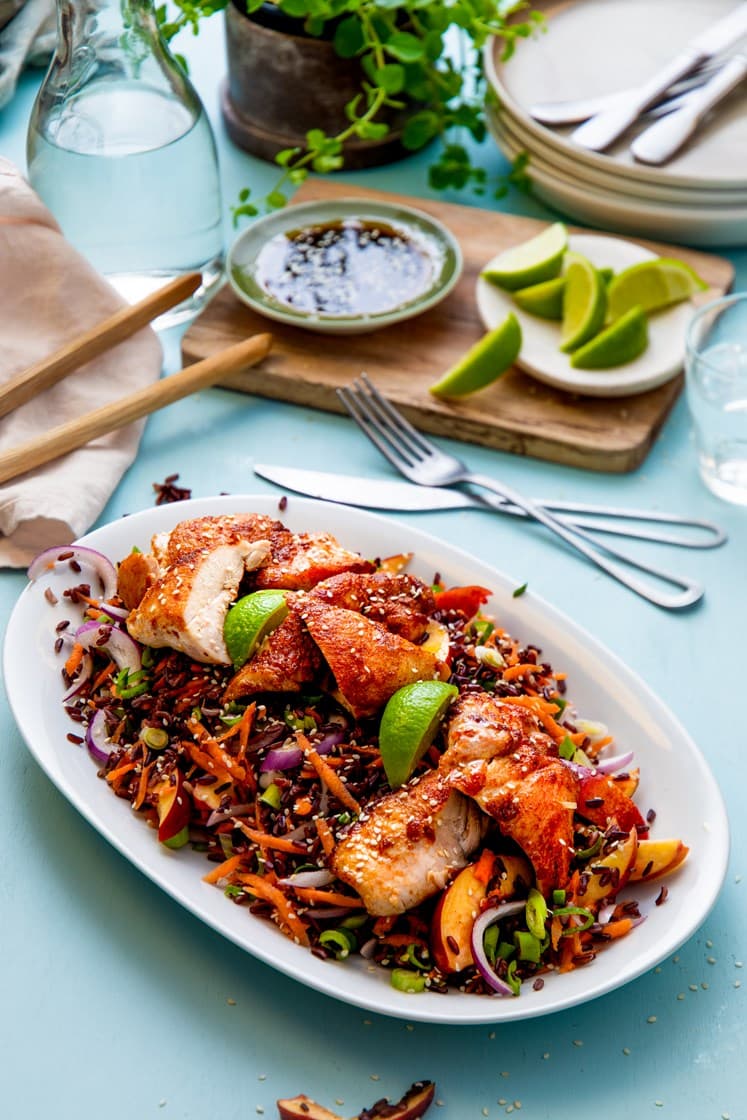 Spicy red rub-kylling med svart rissalat og sesam- og chilisaus