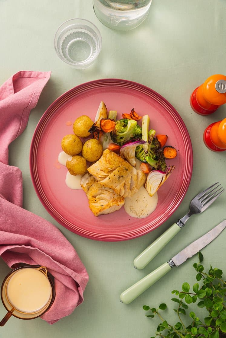 Pannestekt lyr med smørsaus, ovnsbakte grønnsaker og poteter