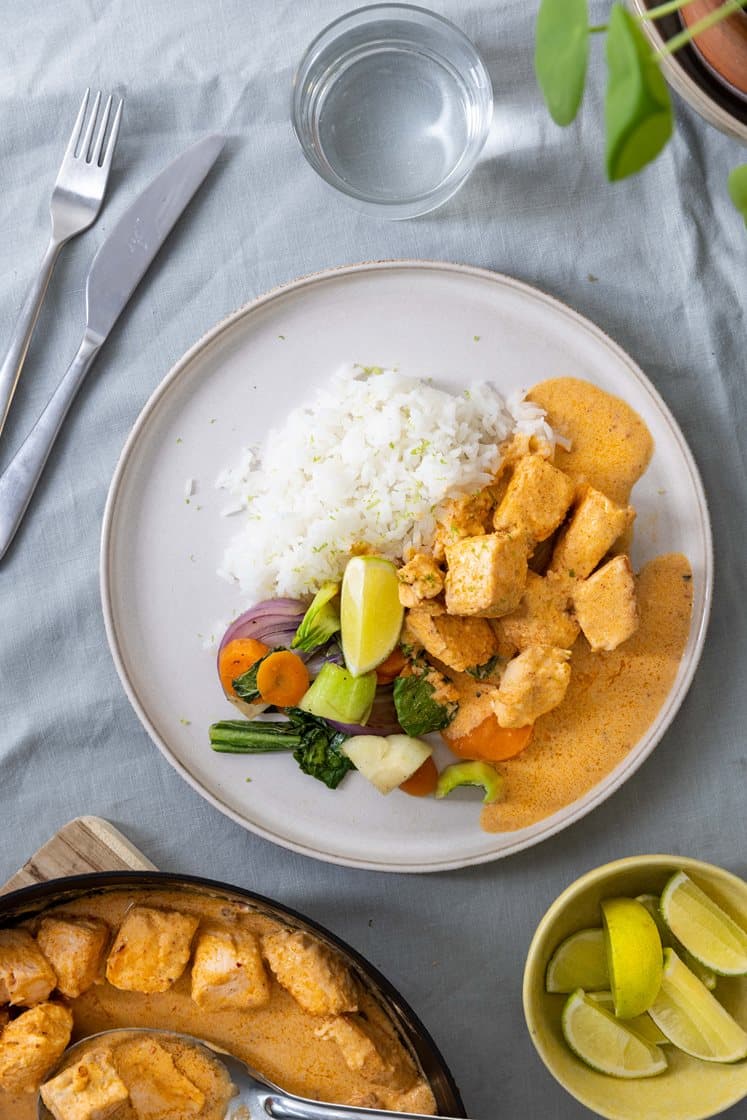 Laks i rød currysaus med wokede grønnsaker og ris