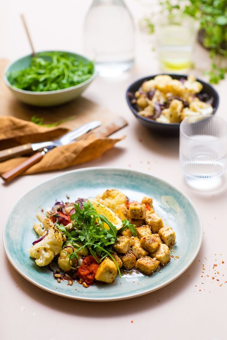 Meze: Sesampanert tofu, ovnsbakt blomkålsalat og paprikadipp