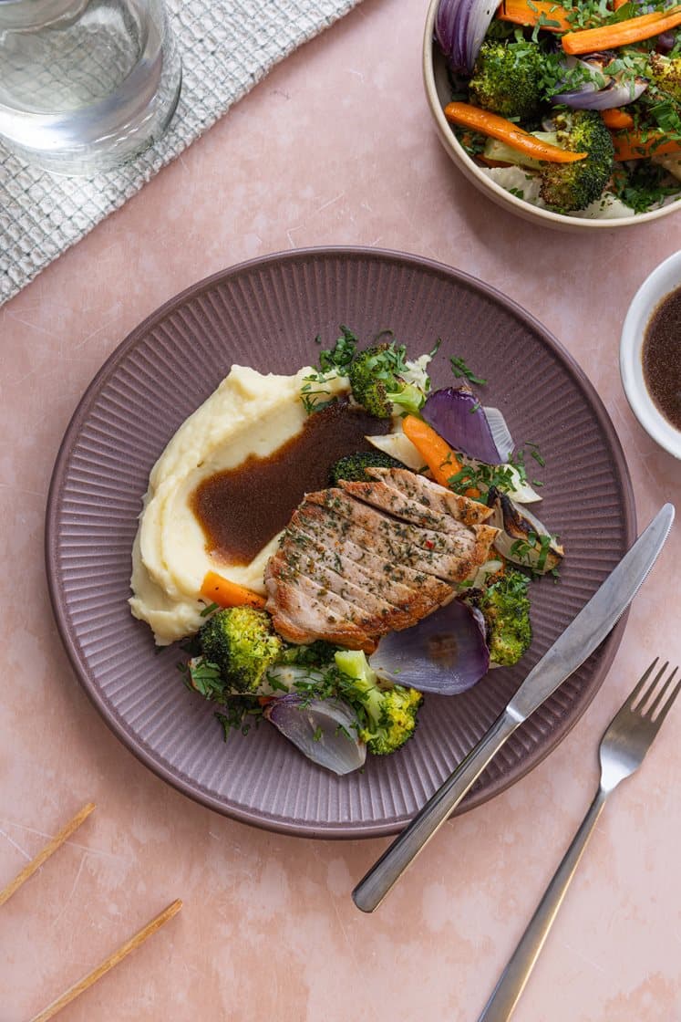 Krydret svinekam og persillebakte grønnsaker med potetmos og rødvinssaus