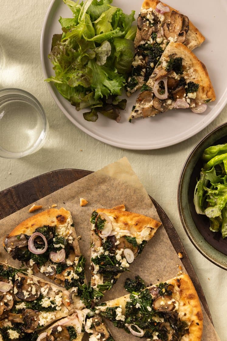 Hvit pizza med skjørost, urtemarinert sopp, grønnkål og steinsoppdressing
