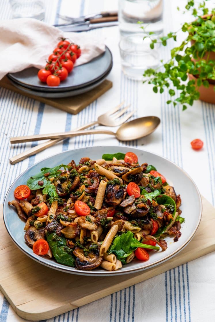 Sommerens pastasalat med grillet gyroskjøtt, cherrytomater, spinat og salsa verde