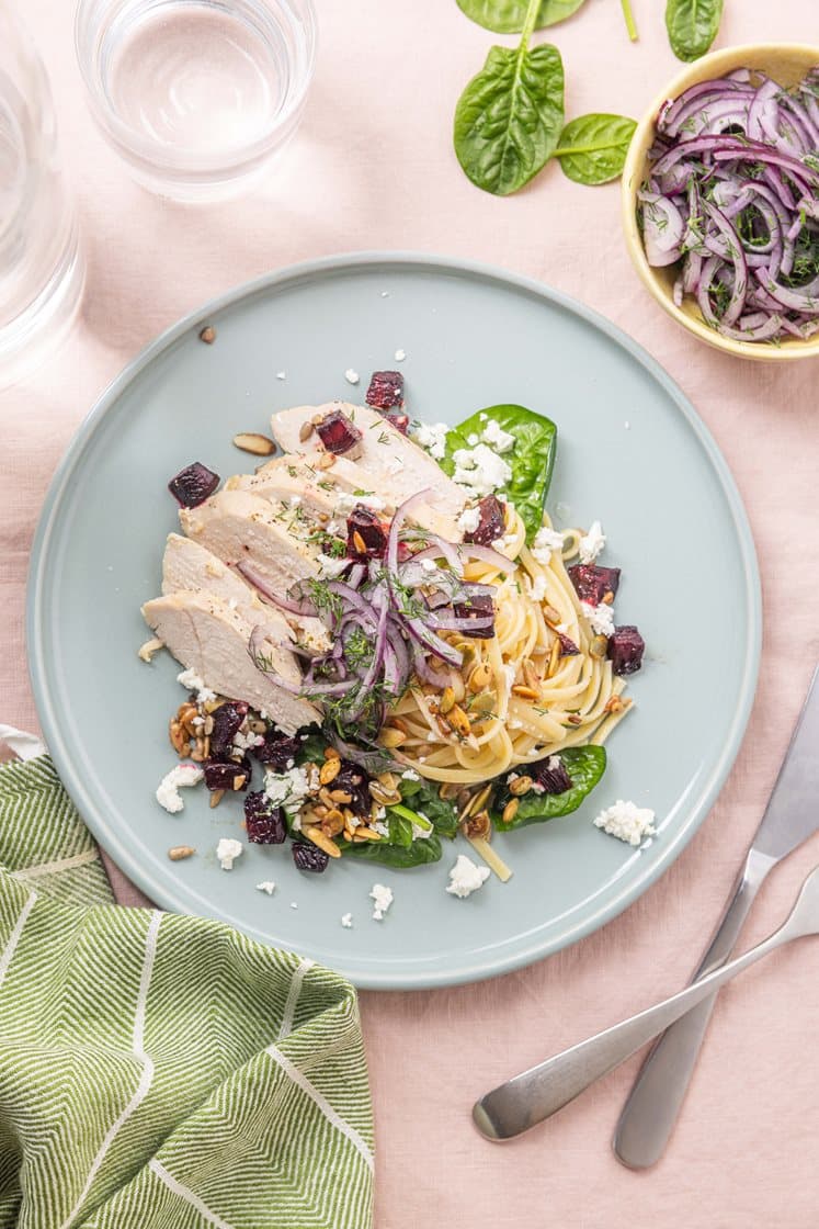 Kyllingfilet med pasta, ovnsbakt rødbete, fetaost, dill og sprø kjerner