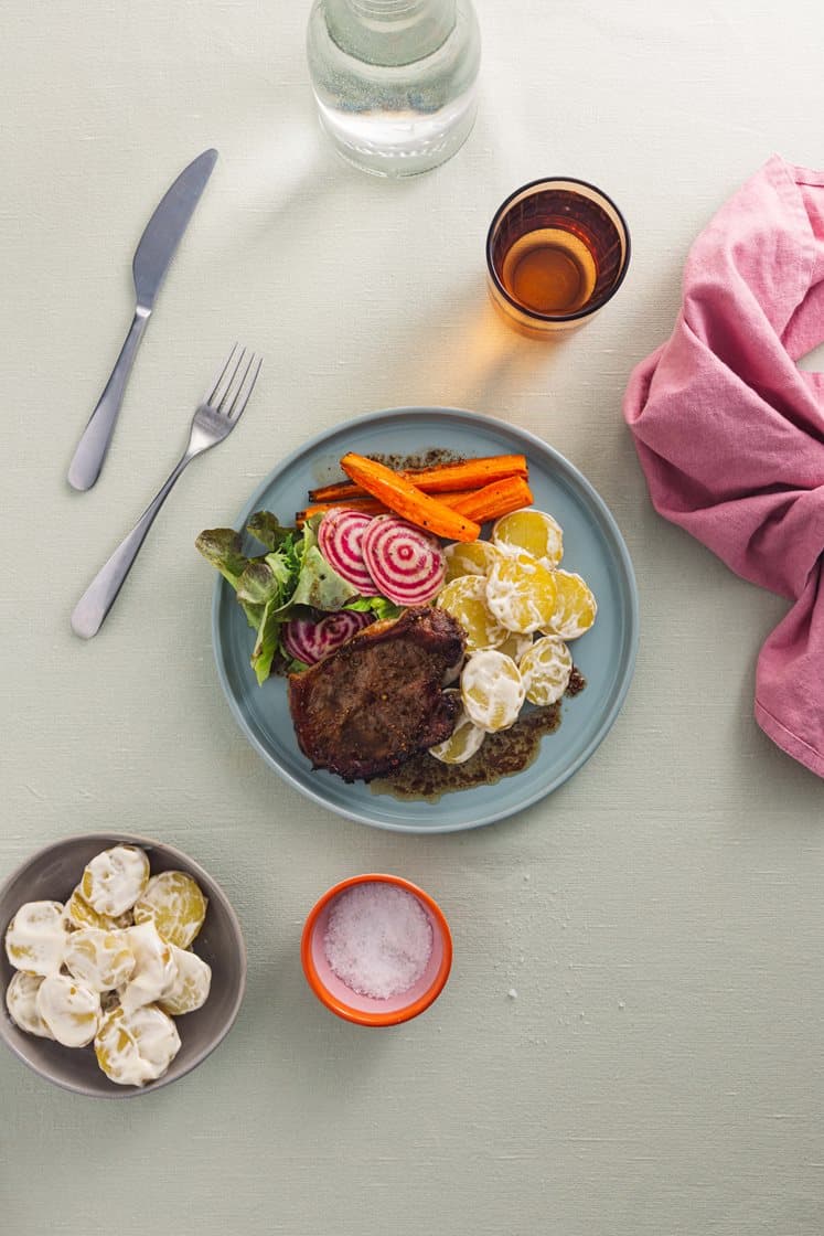 Krydderstekt svinenakke med søtbakte gulrøtter, aiolipoteter og polkabetesalat