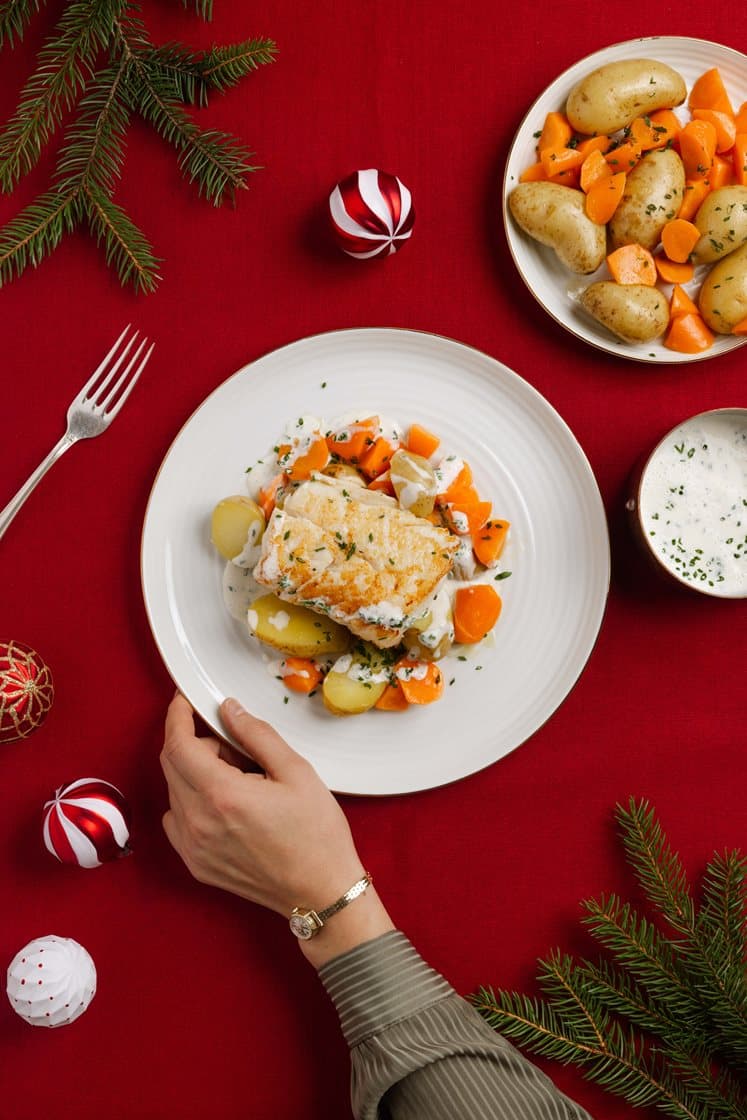 Stekt juletorsk med mandelpoteter, gulrøtter og rømmesmørsaus