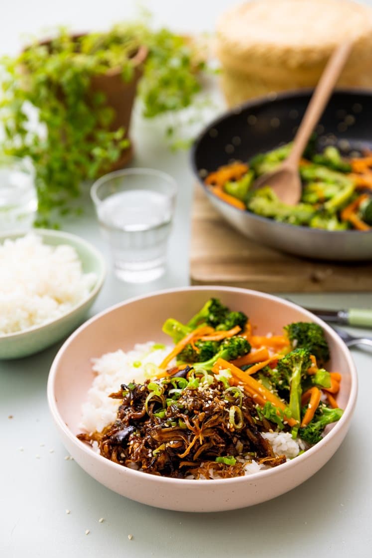 Hoisinglasert pulled pork med sesamstekt brokkoli og ris