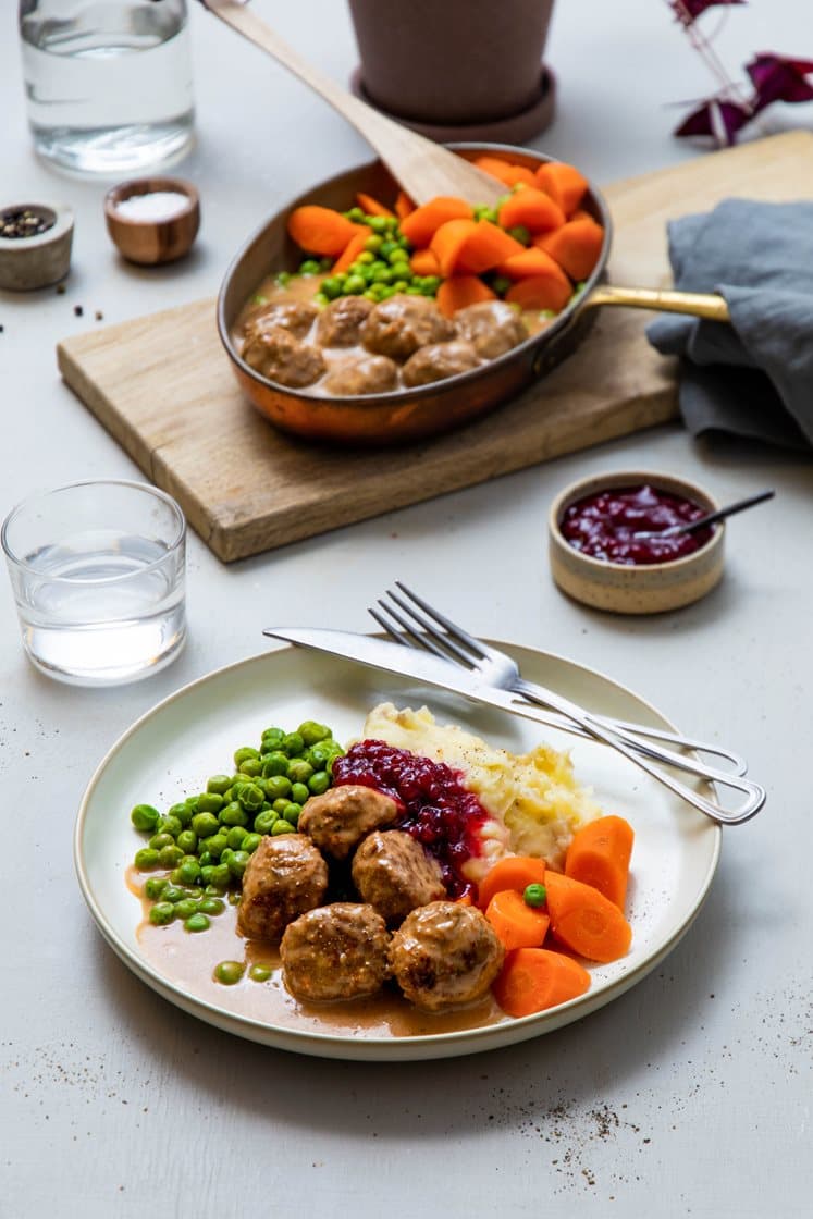 Kjøtt- og grønnsaksboller i brun saus med potetmos, kokte gulrøtter og erter
